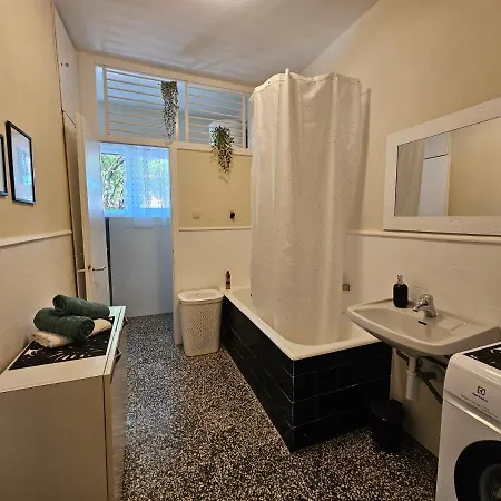 Quiet 2br Apt *