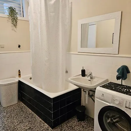 Quiet 2br Apt * Split