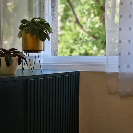 Quiet 2br Apt *