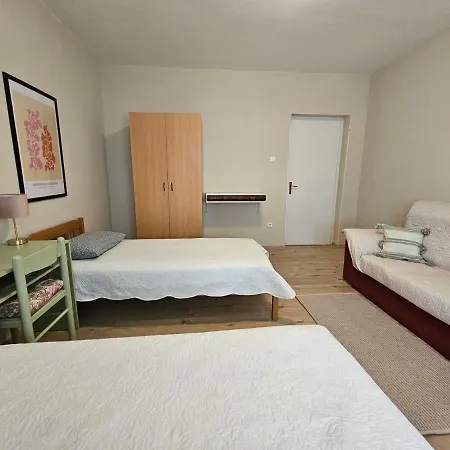 Quiet 2br Apt *